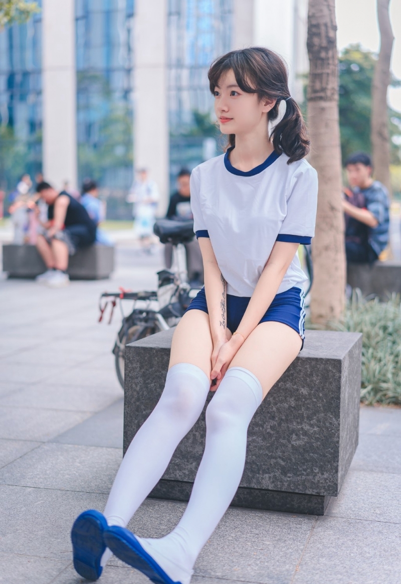 元气少女白丝美腿室内个人写真