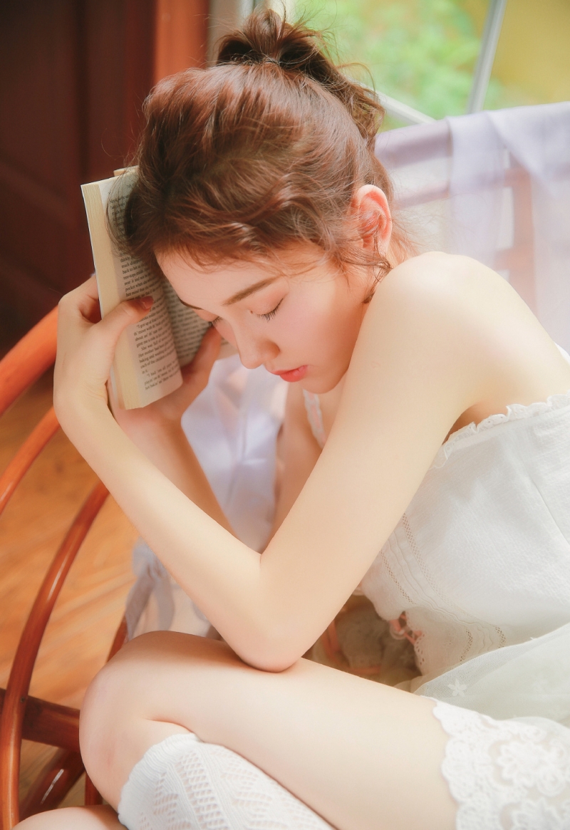 元气少女白丝美腿室内个人写真