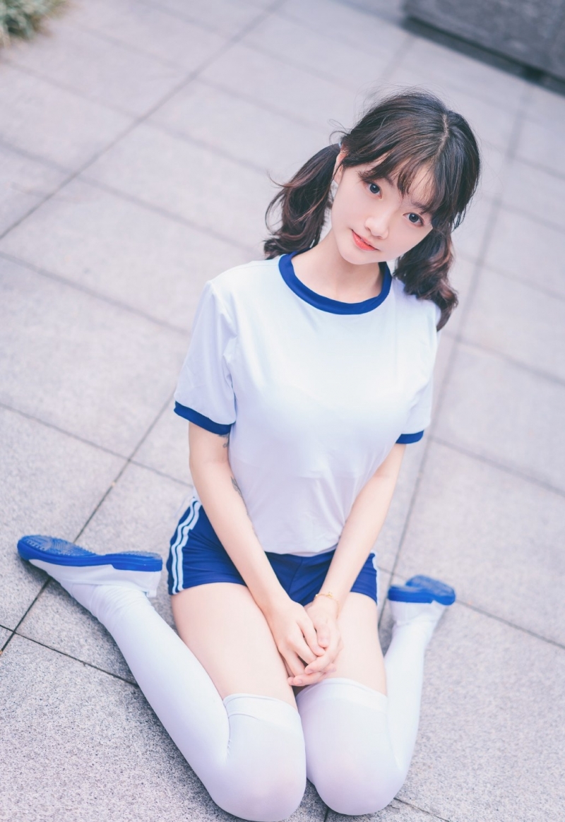 元气少女白丝美腿室内个人写真