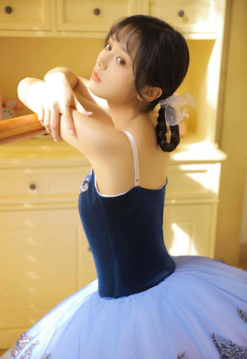 翩翩起舞的芭蕾舞美女私房写真