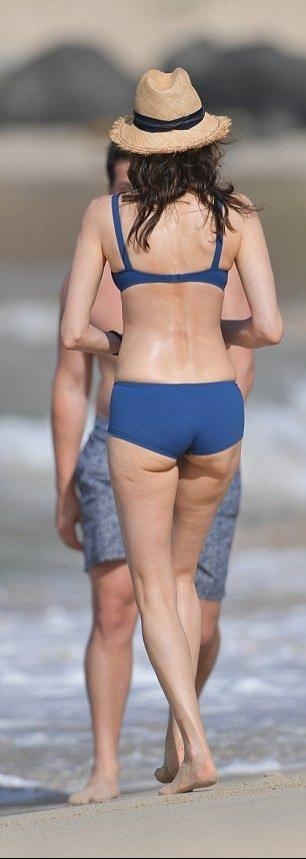 欧美美女名媛气质蓝色泳衣海边写真摄影
