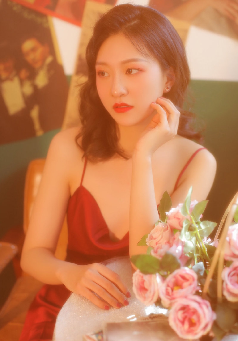 性感熟女吊带红裙妩媚妖娆辣图
