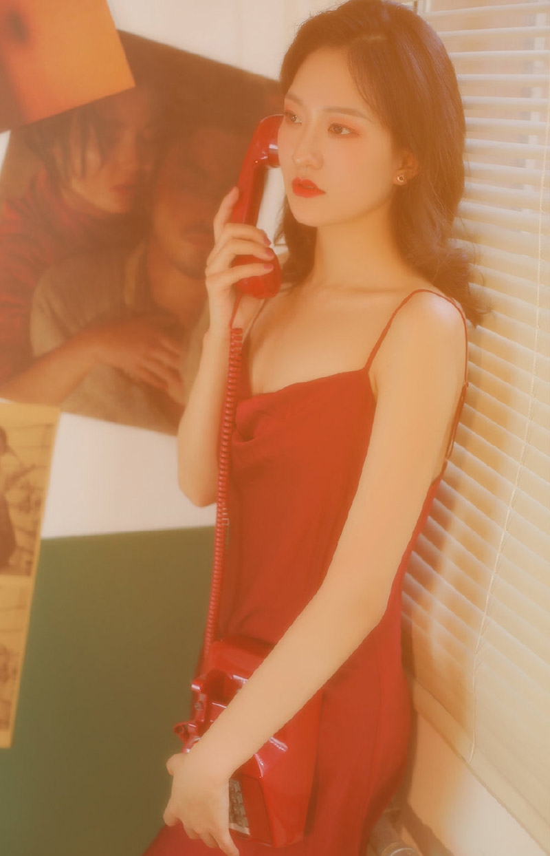 性感熟女吊带红裙妩媚妖娆辣图