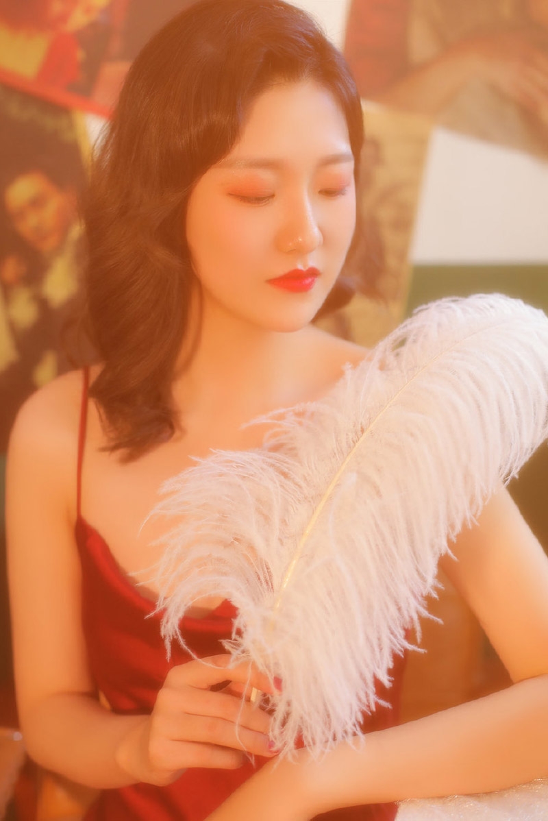 性感熟女吊带红裙妩媚妖娆辣图
