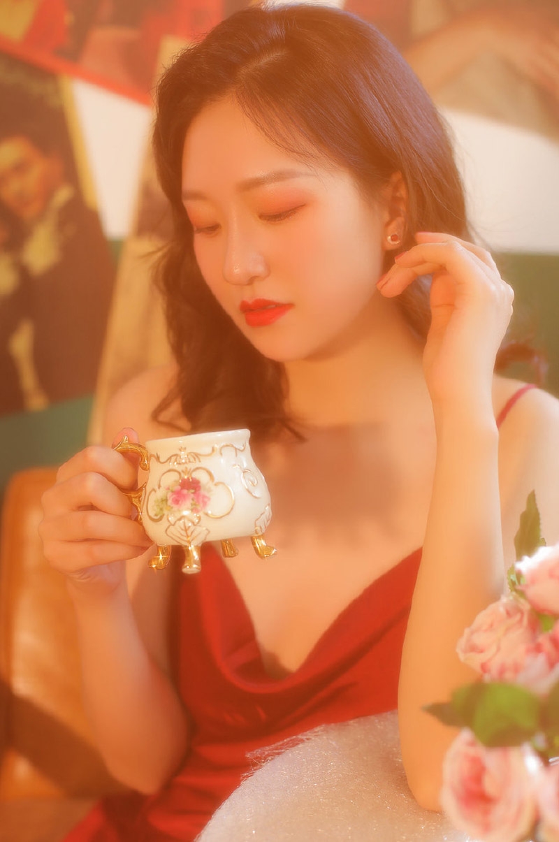 性感熟女吊带红裙妩媚妖娆辣图