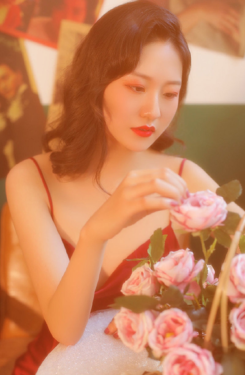 性感熟女吊带红裙妩媚妖娆辣图