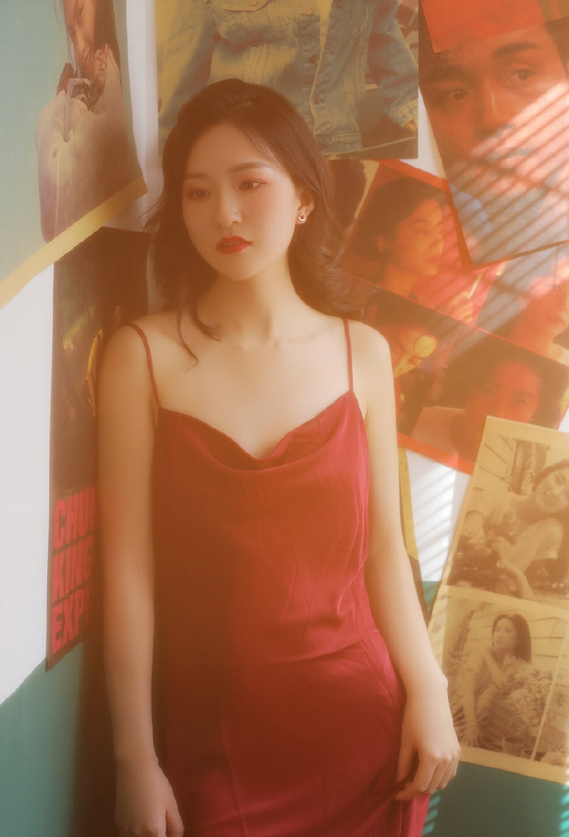 性感熟女吊带红裙妩媚妖娆辣图