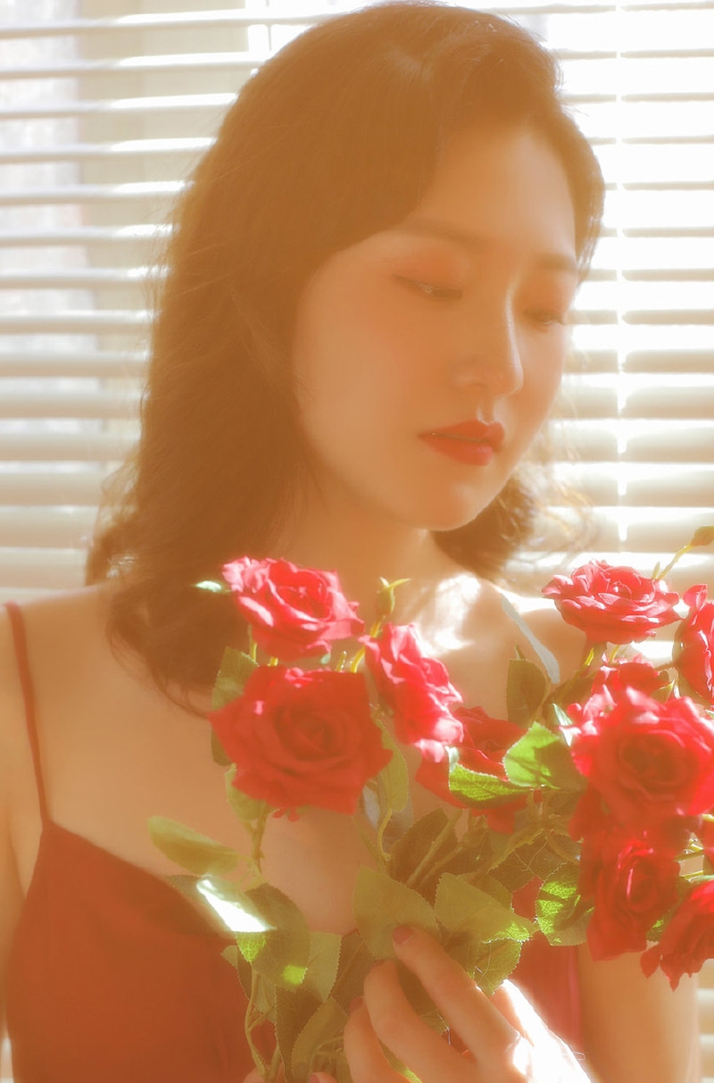 性感熟女吊带红裙妩媚妖娆辣图